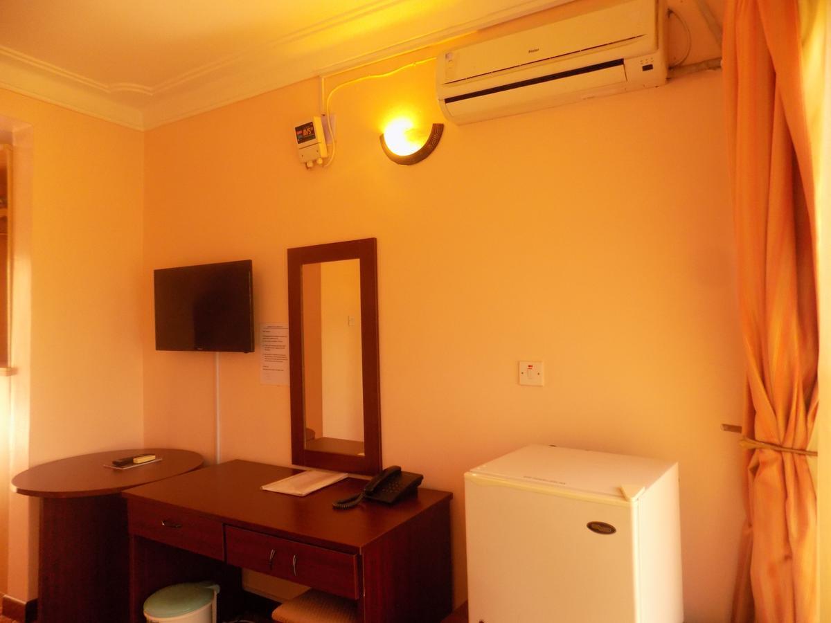 Entebbe Traveller'S Hotel Exterior photo