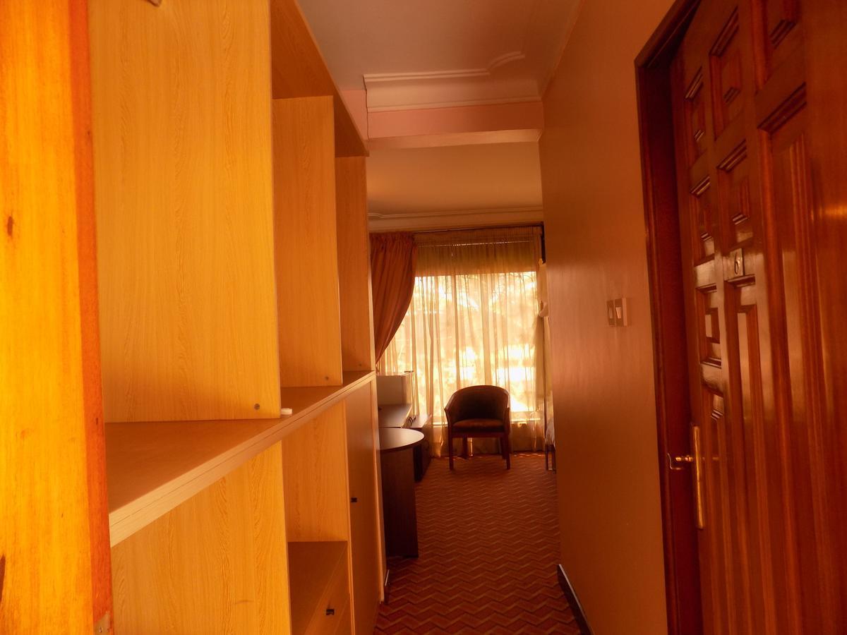 Entebbe Traveller'S Hotel Exterior photo